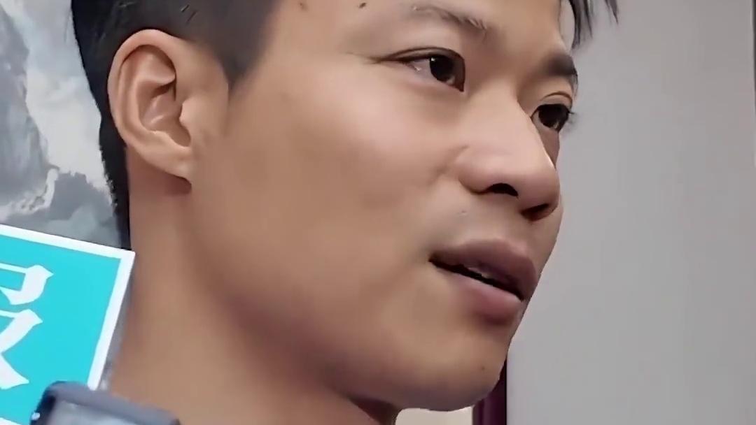 他不仅跑赢了赛道，更跑赢了时光