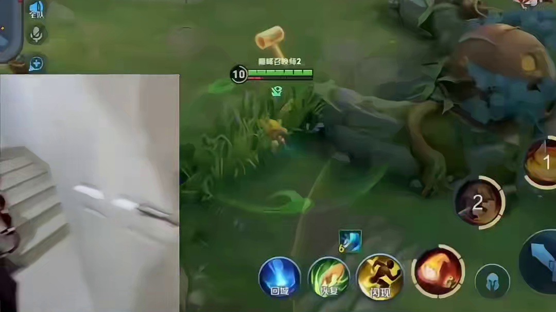 像极了放假回家被父母拉着打招呼的可怜孩子