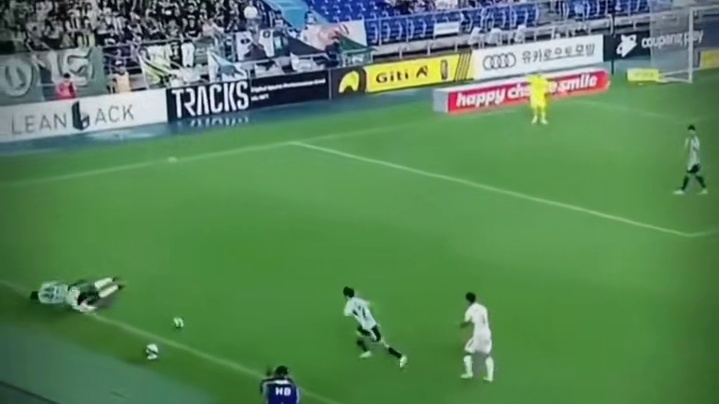 前方高能，足球场变格斗场！#足球