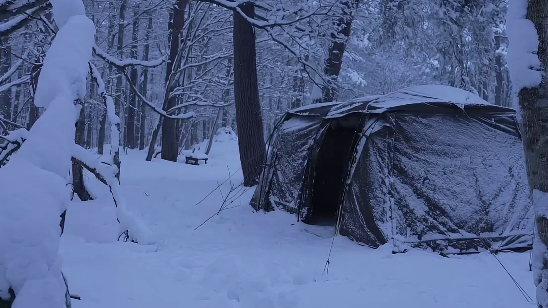 阿坤独自来到这片冰天雪地之中 (1)