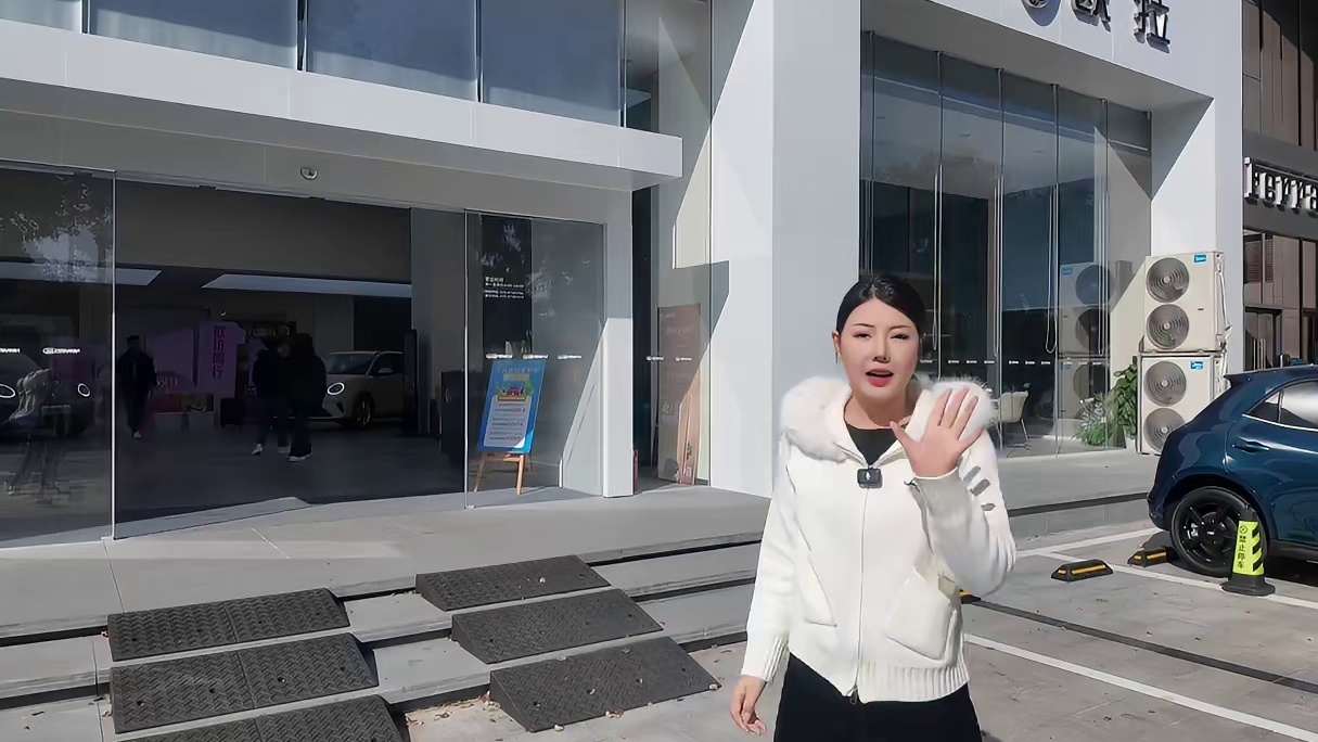 侯明昊同款痛车大揭秘：辅助驾驶靠谱， 一键泊车省心。十万级纯电SUV就选欧拉5！！