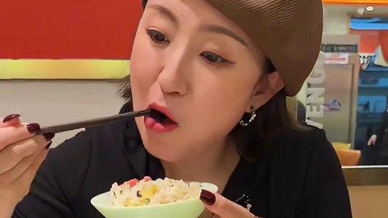 跟着大学生吃，果然没得错！ 自助台、调料台都好丰富哟锅底也很合我们的口味