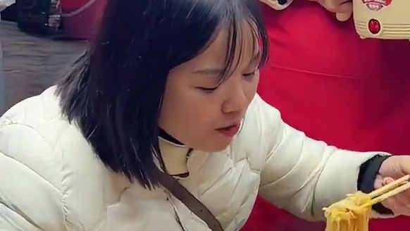 广东美女轻松拿走5箱螺蛳粉