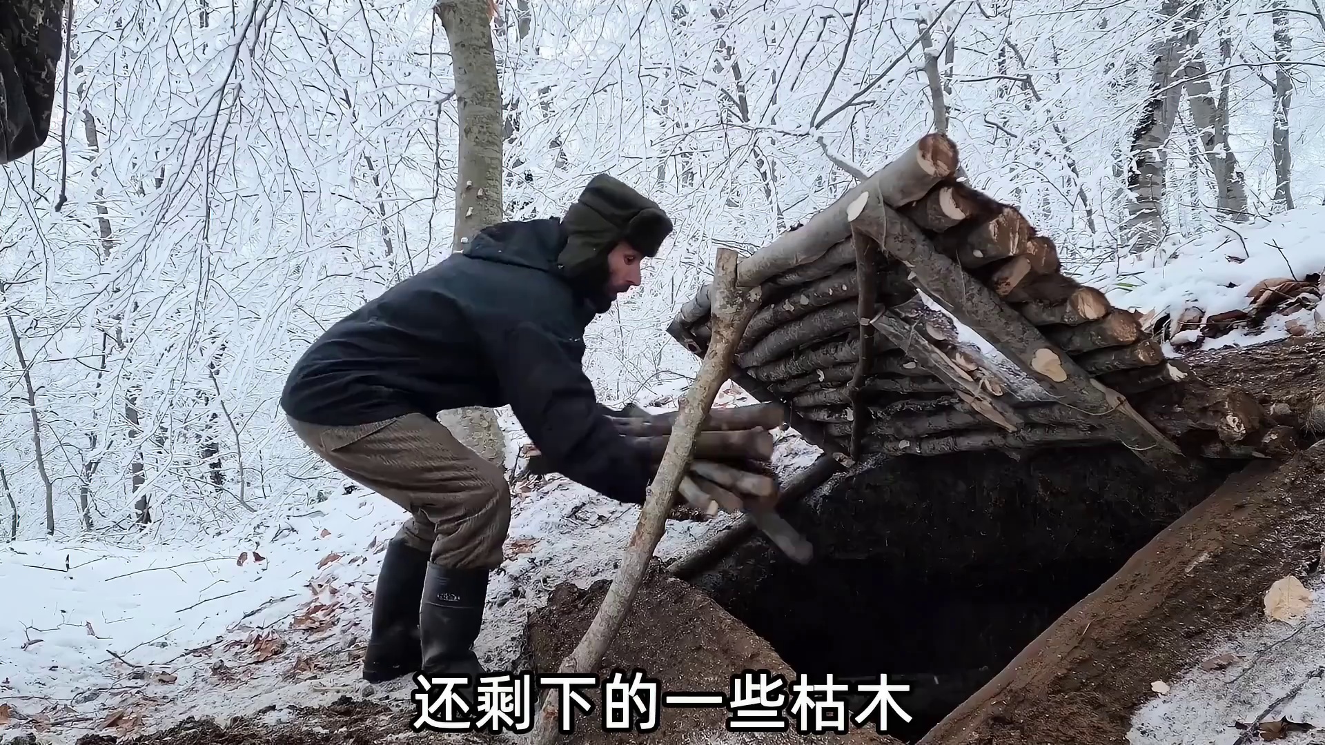 这个男人用保鲜膜当墙壁搭建庇护所，半夜遇狼袭击，真是个狼人