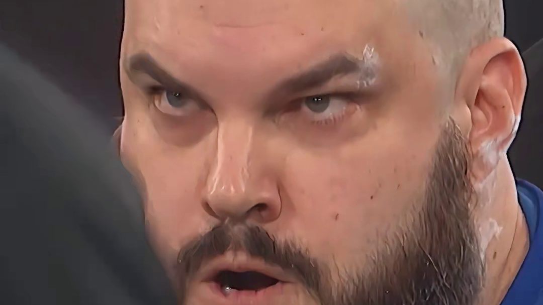 开局挑衅，被狠扇一巴掌后想握手言和，反被对手竖中指拒绝！