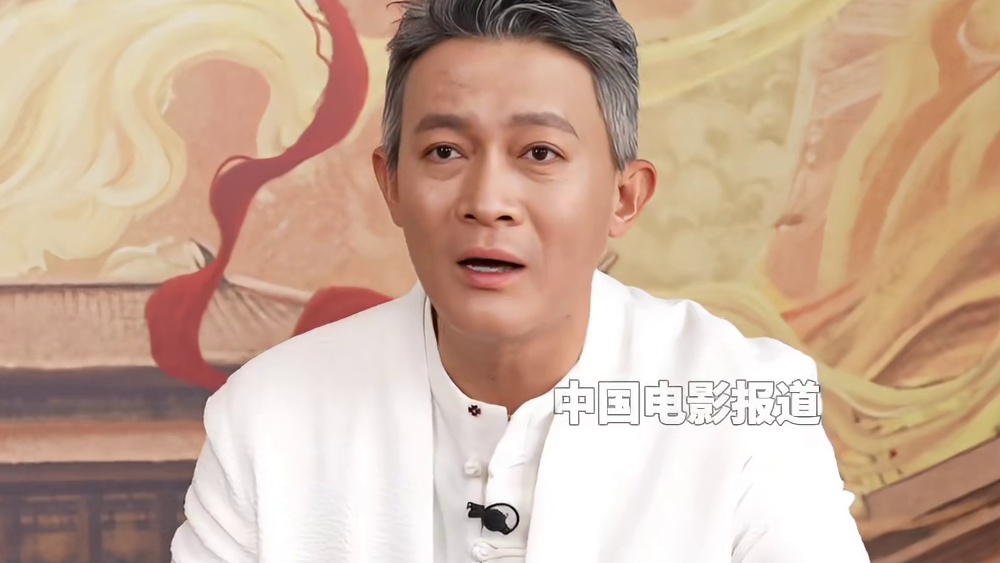 说起自己当年被网友吐槽说他说台词像念课文，他其实本身就说话很慢