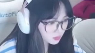 草莓慘遭Doo“家暴” 紅包局被Doo連續(xù)刀了6次，草莓氣的差點爆粗口。#穿越火線 #doo #草莓