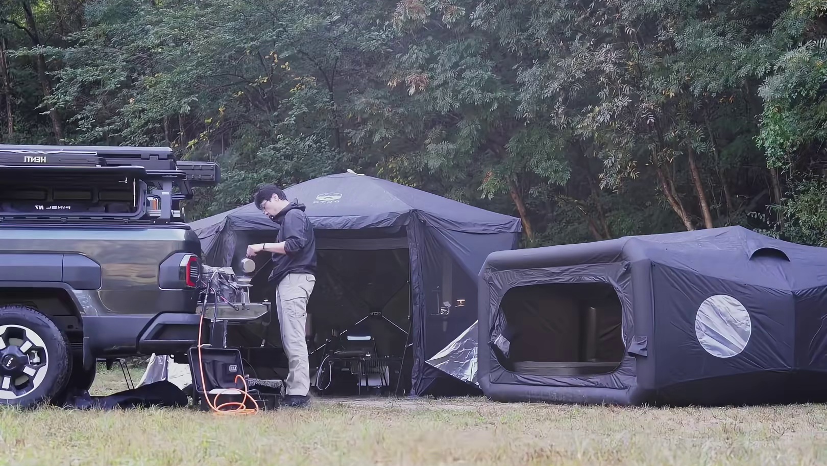 第2集：暴雨天山中搭建帐篷露营，和小狗一起露营生活，度过雨天