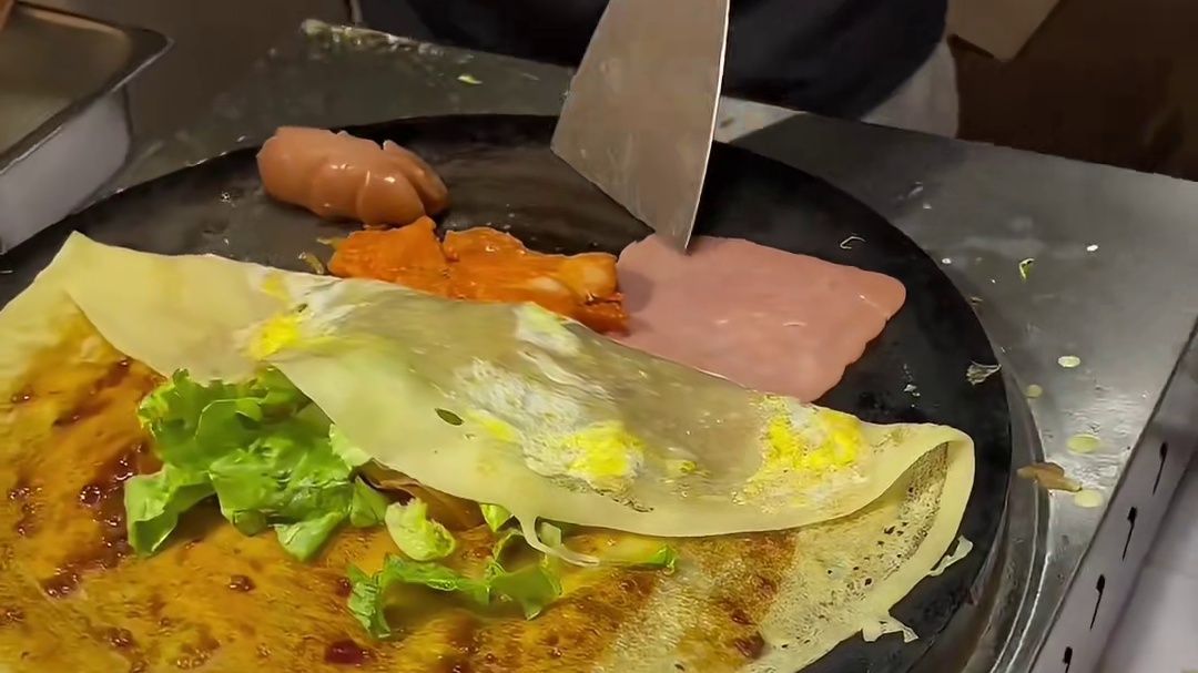 偶遇街头煎饼果子，看得我强迫症都犯了！