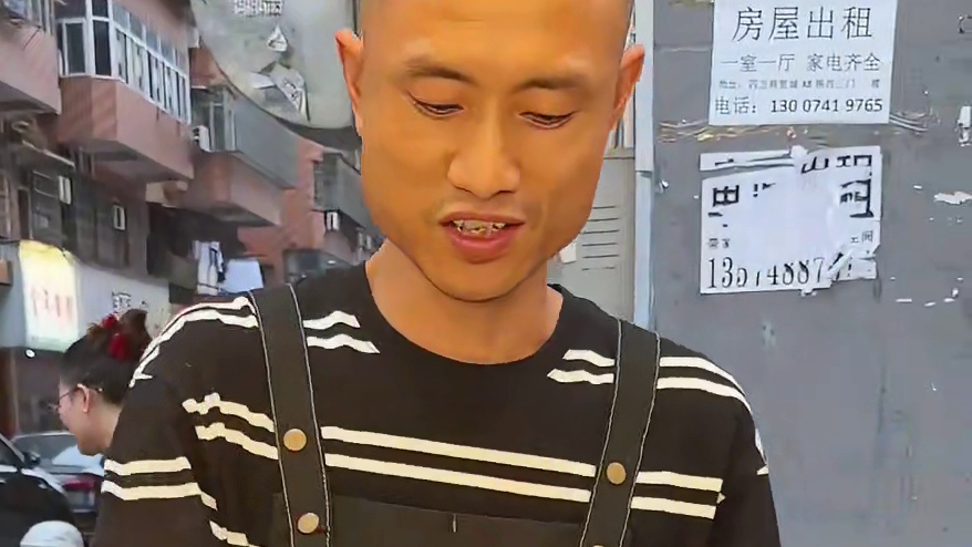 夜市偶遇超豪华的芝士火鸡面烤冷面！！加了辣条更香更有嚼劲啦～