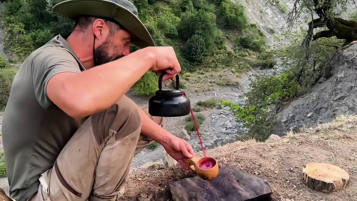 第2集：荒无人烟的野外，男人用石头给自己搭建了舒适的荒野小屋