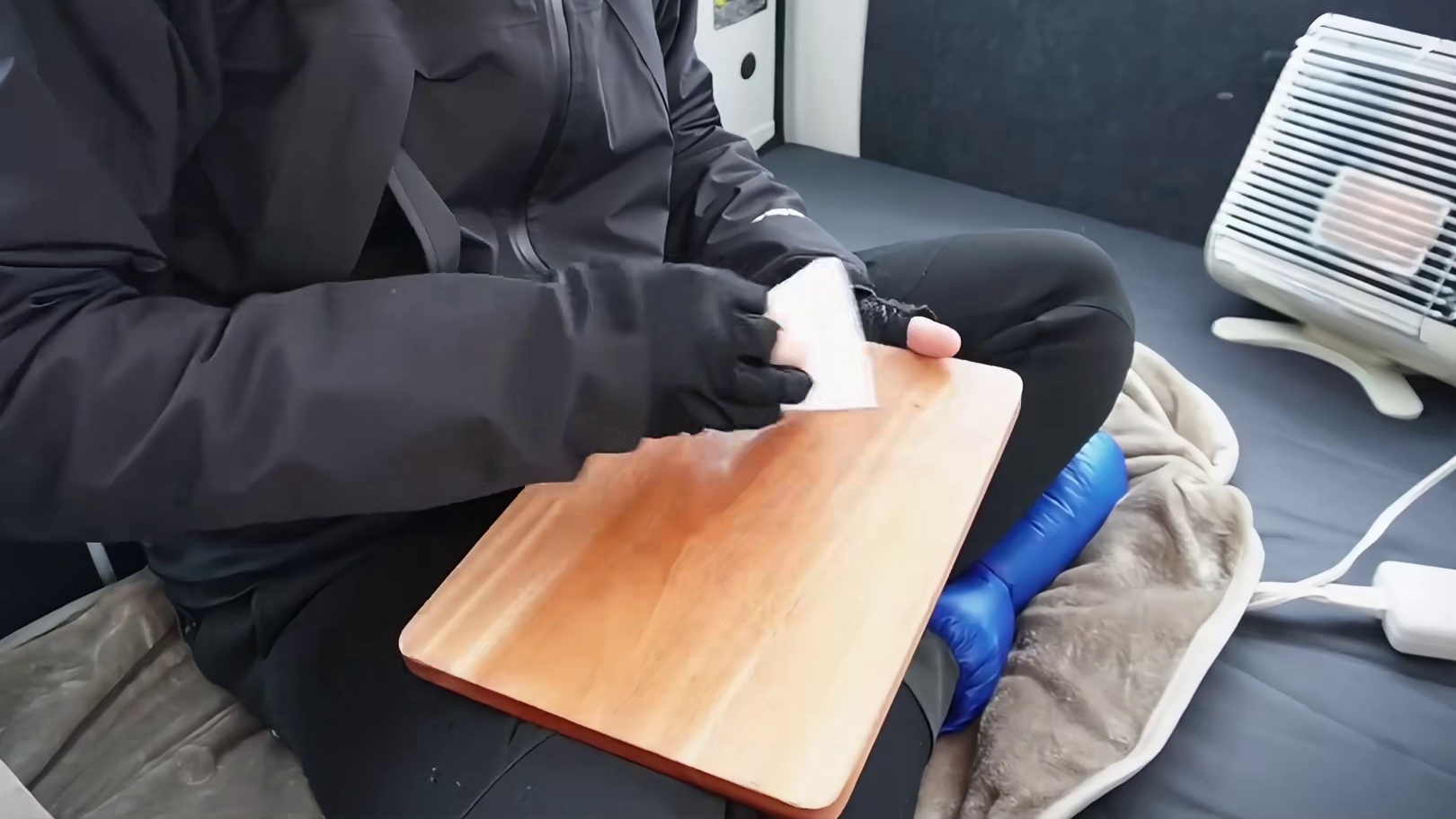 第2集：男人驾驶自制小面包车，在暴雪天气露营生活，在房车中度过