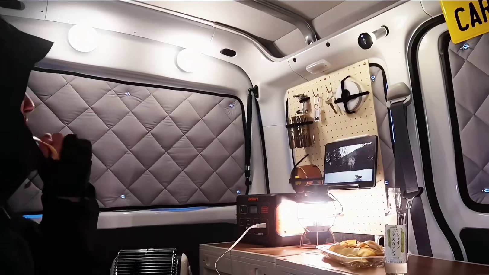 第1集：男人驾驶自制小面包车，在暴雪天气露营生活，在房车中度过