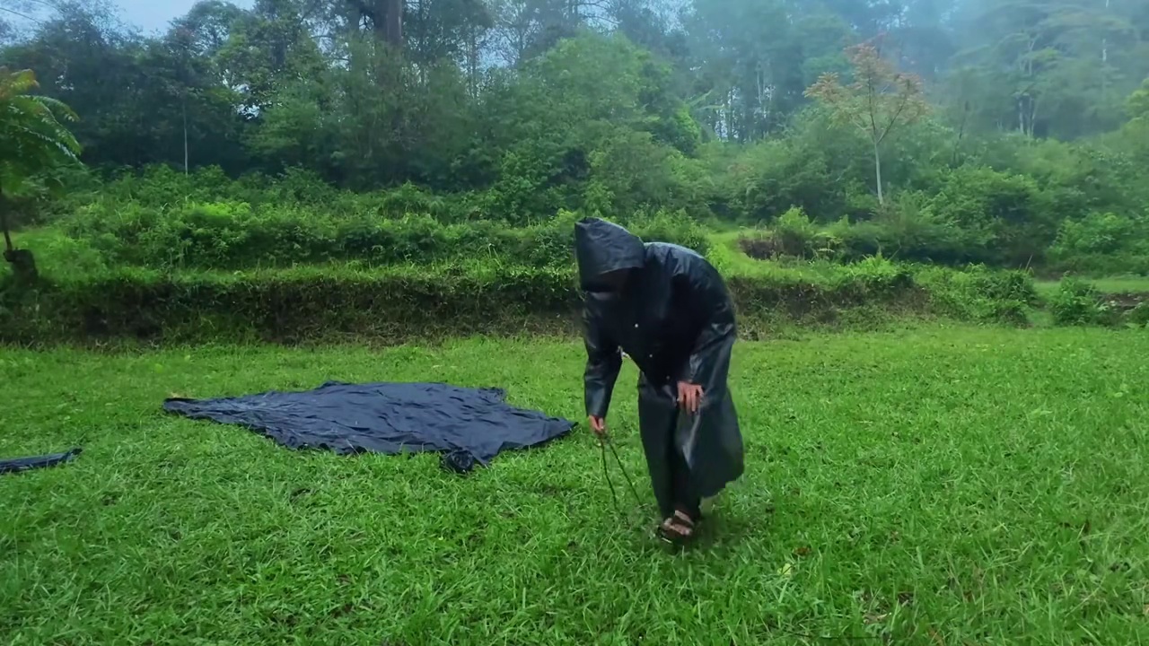 持续暴雨️ 暴雨中独自露营