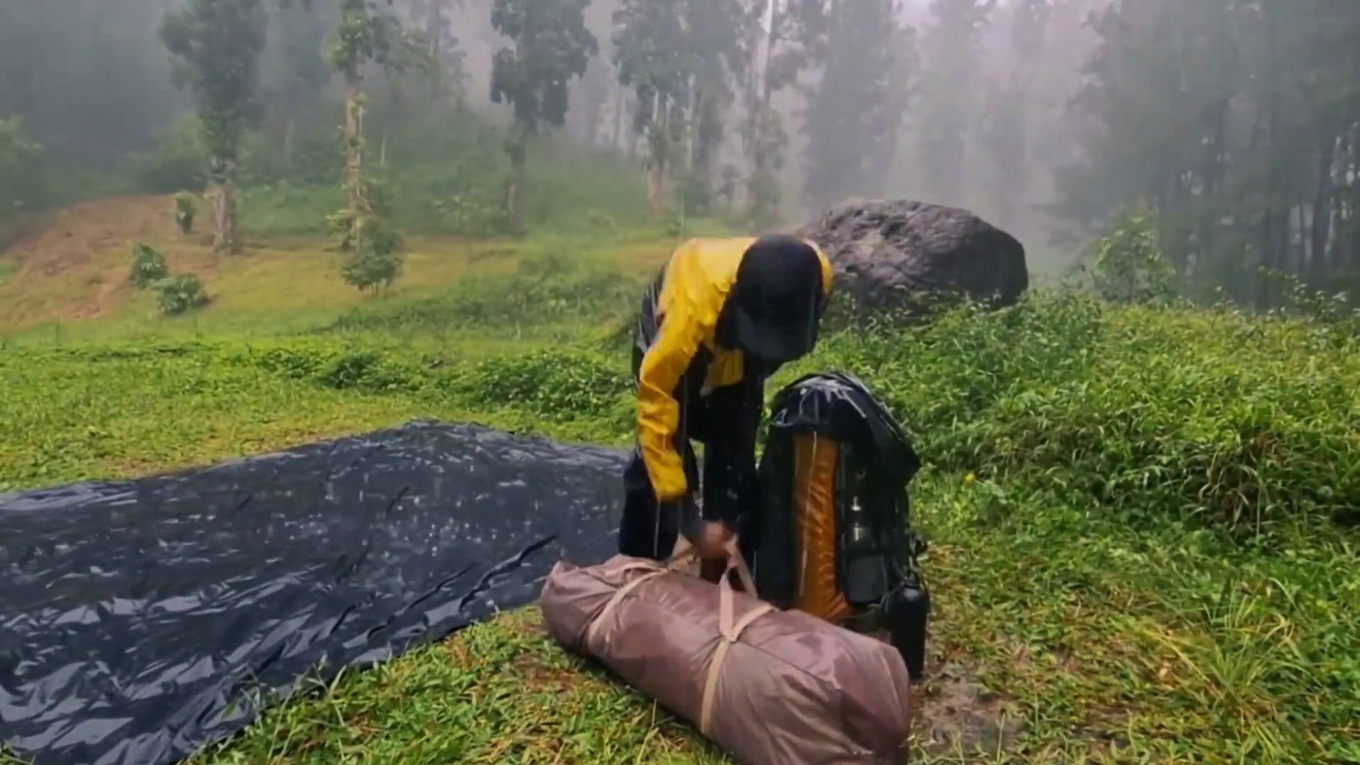 暴雨中露营️ 独自露营，瞬间被暴雨淹没