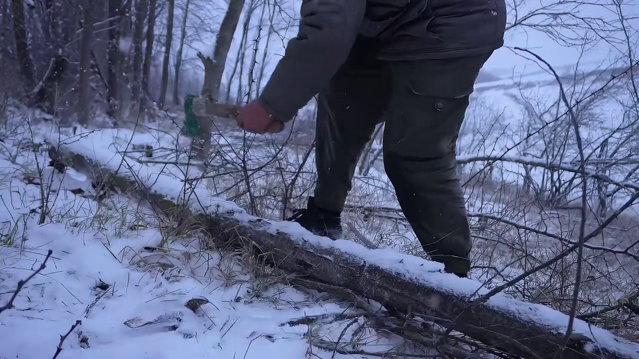 男人徒手打造原木庇护所木屋，在暴雪天体验野外生存 (1)