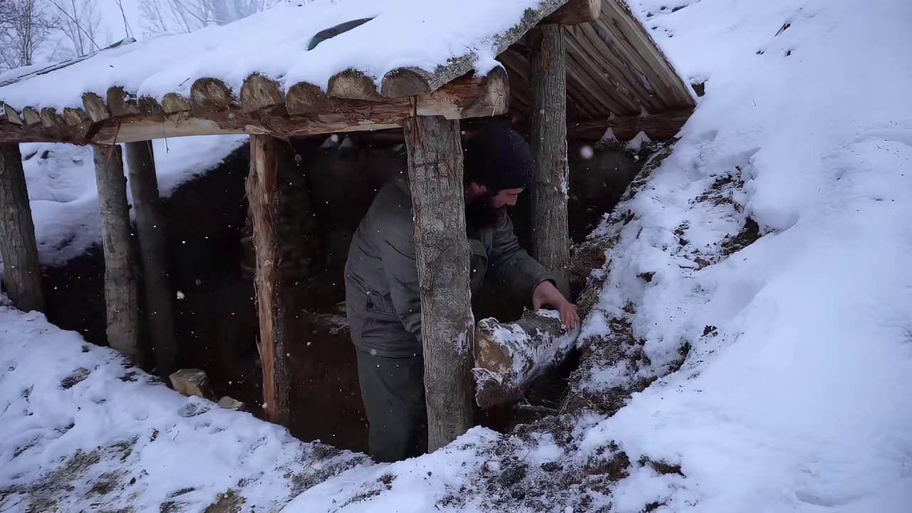 男人徒手打造原木庇护所木屋，在暴雪天体验野外生存 (3)