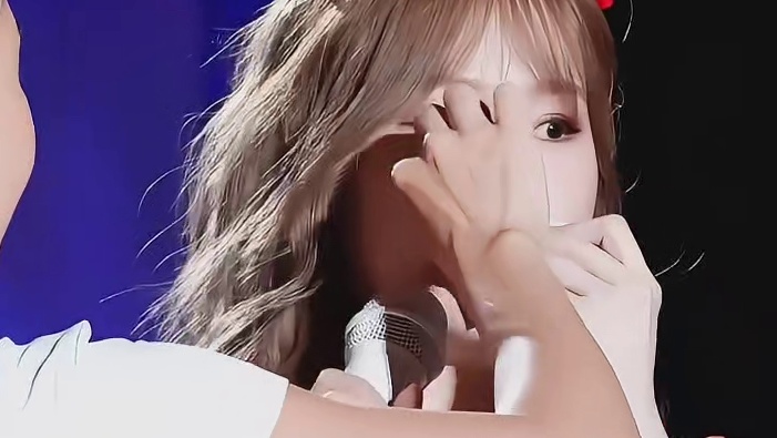 甜心教主这肤色也太夸张了吧