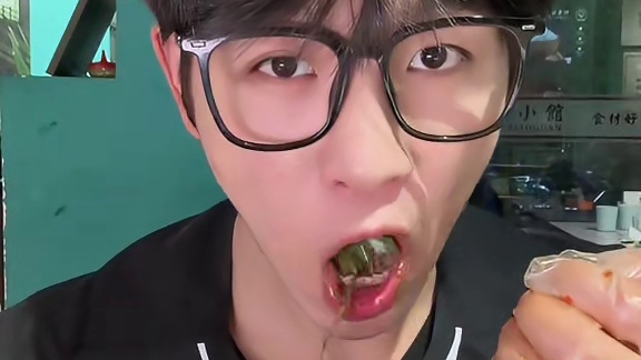 北方小伙挑战上海版中固大饭店 第一次被南方菜征服