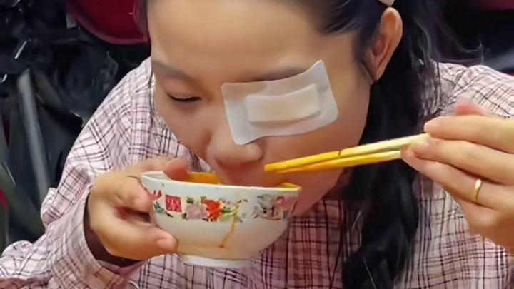 百万网红吴半饱VS荔荔吃不饱，谁才是王者？