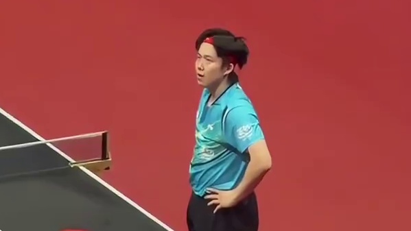 输掉比赛的王楚钦用头用力砸向球桌，满眼的不甘心，随后依旧微笑祝贺樊振东！王楚钦别灰心，调整好状态，我