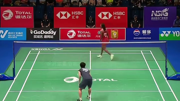 羽毛球到底怎么打？单打双打？还要发给对的人？？