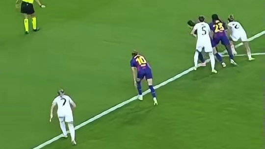 门将神扑救，对手意外绊倒，精彩瞬间！#足球