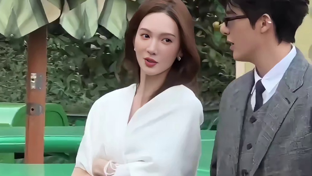 明明身材比例绝佳，为何金晨出席活动从不穿短裙？看到这一幕，才懂舞蹈生的心酸