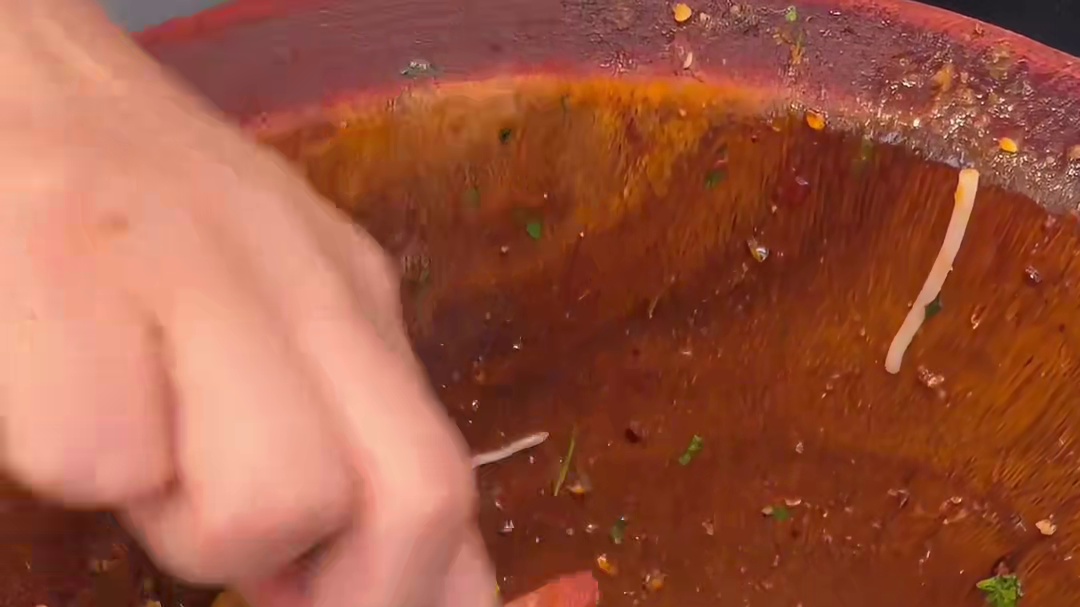 羊肉米线，臭豆腐小锅米线，凉鸡米线，文山酸汤汆肉米线，土鸡米线，炒米线…这么多好吃的云南米线你们吃过哪些呢