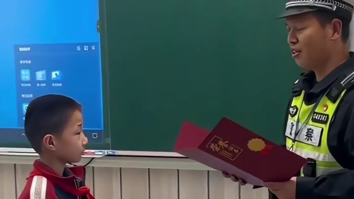 拾金不昧好少年，交警空降送惊喜，这才是榜样的样子！