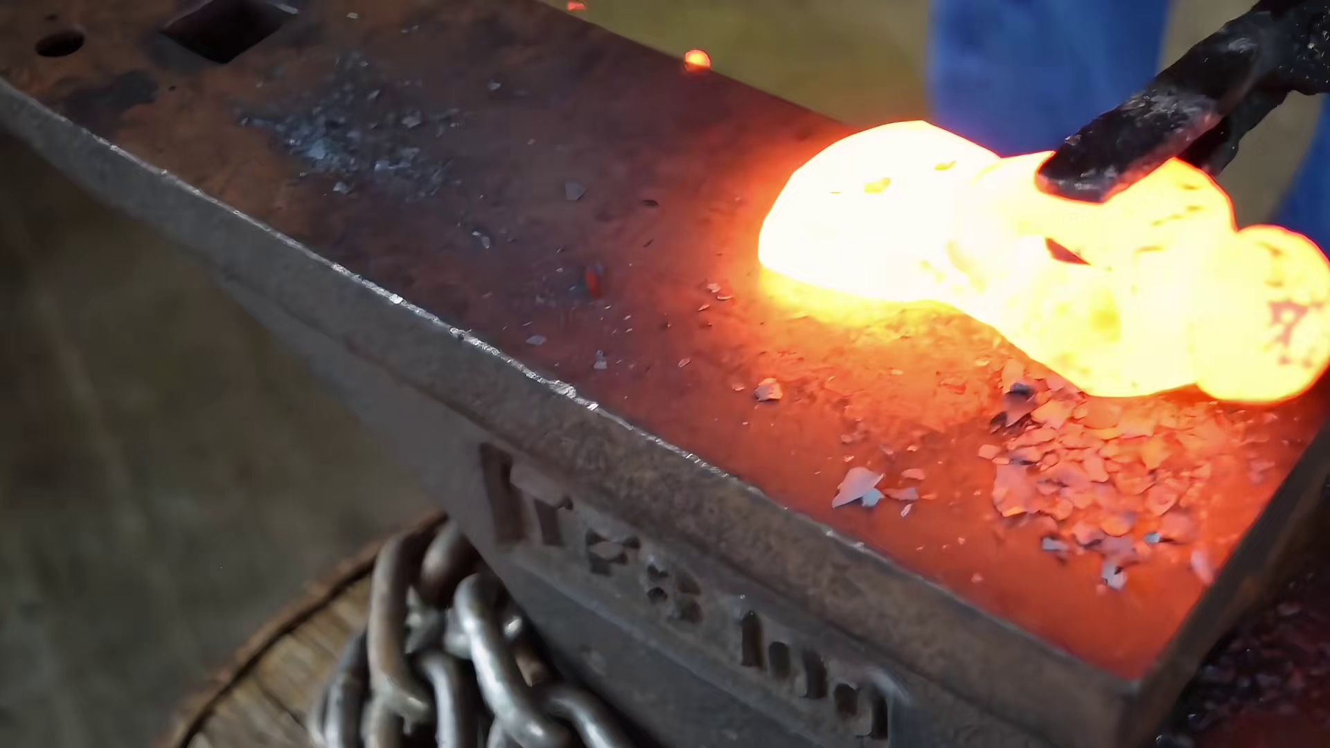 一锤一火星！看硬核大师如何把铁块爆改成维京战斧