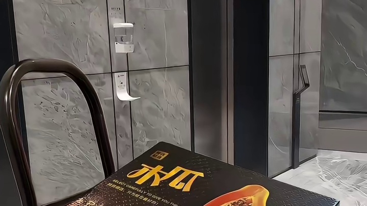 红心牛奶木瓜！！新鲜甜蜜的红心牛奶木瓜圆润饱满，轻轻剥开果肉红到像自带滤镜咬下去清甜如蜜还超水润，