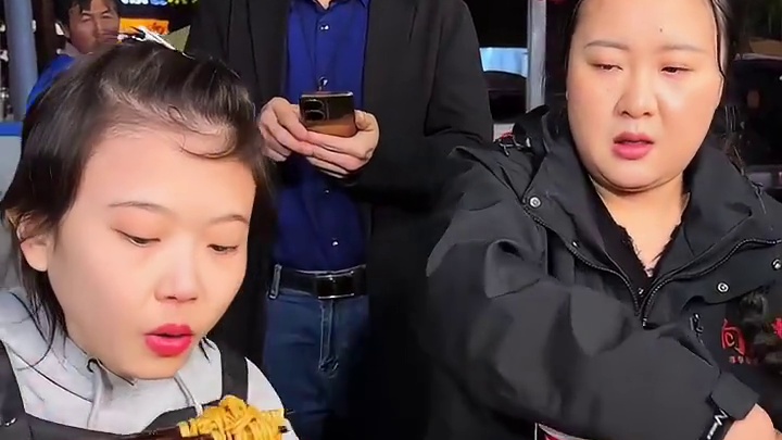 像初中生的妹妹（已成年）来挑战3斤小面，说感觉自己会翻车，但是吃面一大口接大一口！