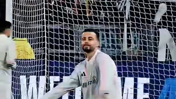 专注的守门员，准备迎接挑战！#足球