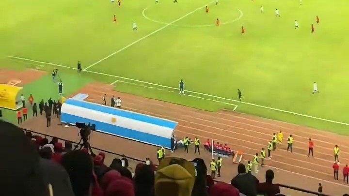 精彩瞬间，球场上的激烈对决，球员们全力以赴！#足球