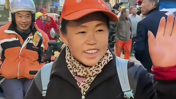 成都最具烟火气的地方，可不敢再去第二次！ 凌晨五点偶遇“找活路”的务工者，他们背着工具、眼神焦灼，为