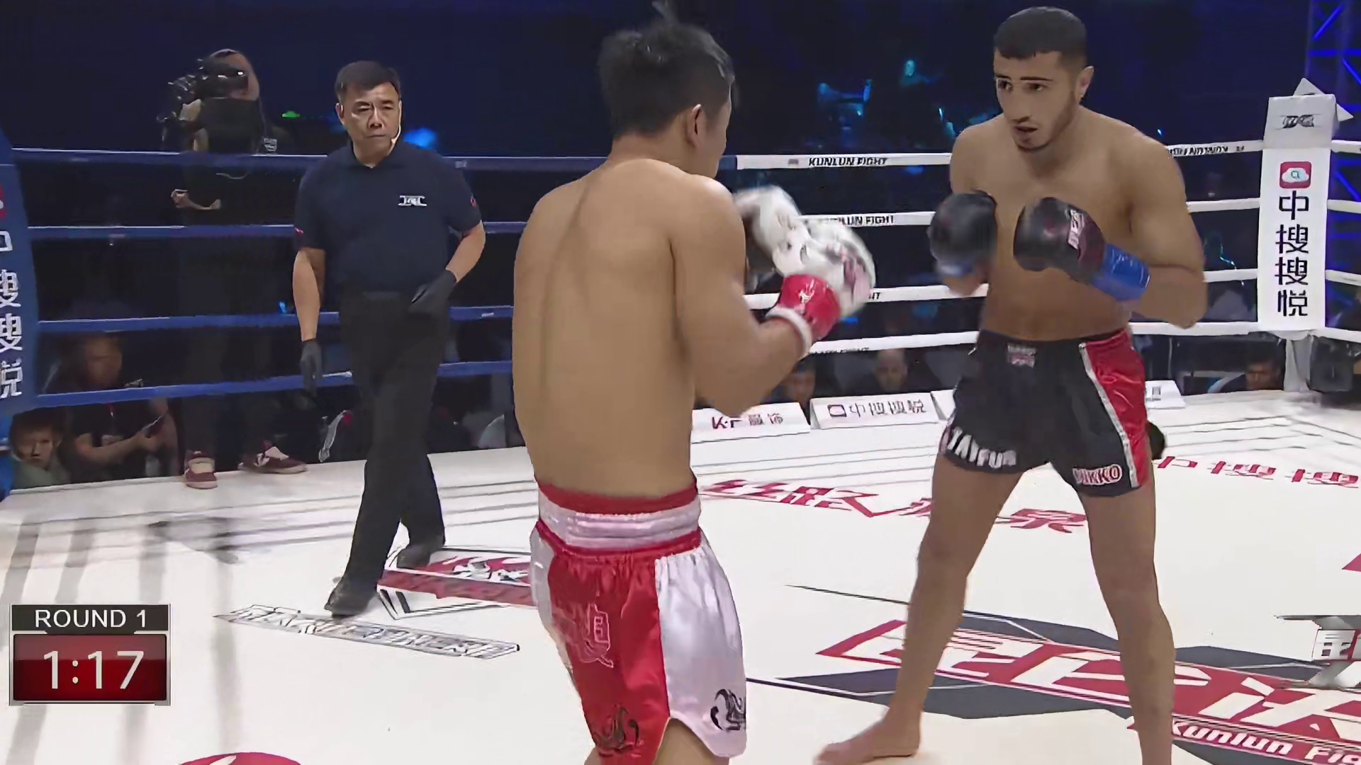 21岁中国小将干翻土耳其世界拳王，拳拳要命裁判拉都拉不住