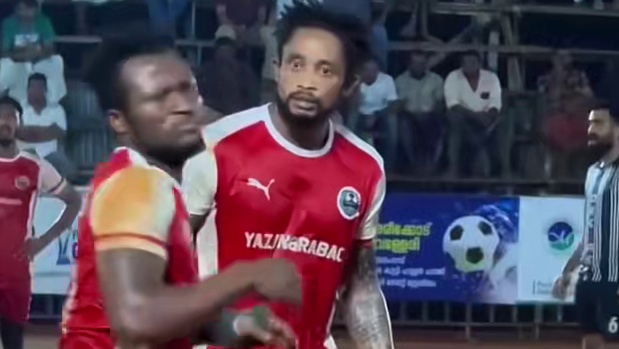 比赛意外频发，球员体力不支，裁判紧急处理！#足球