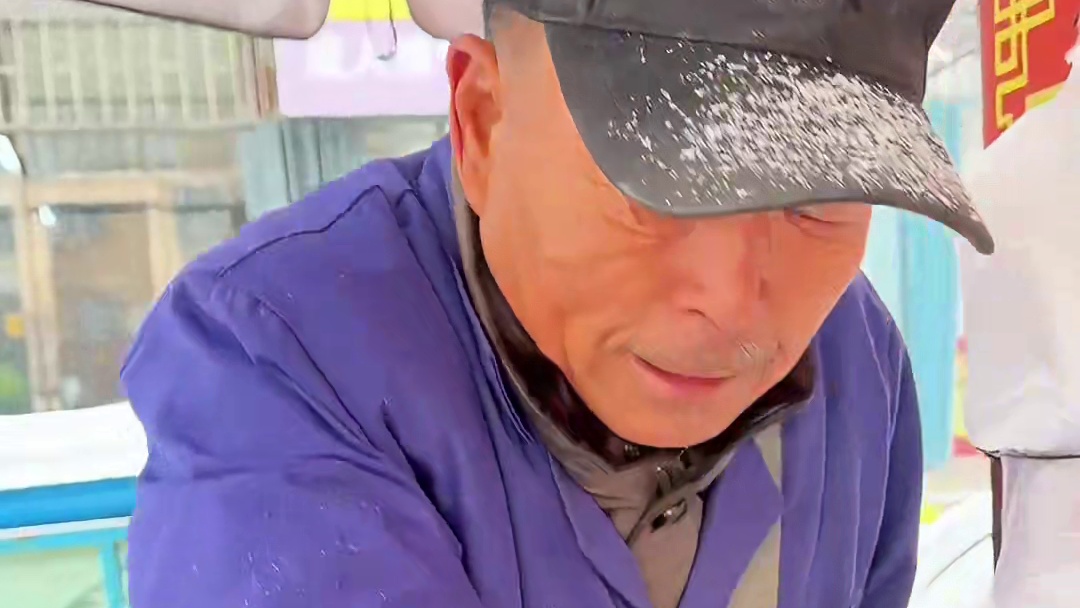 12一份的东北盒饭！荤素搭配6个菜，居然还送水和小菜～