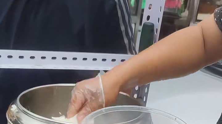 东北街头的红烧肉盖饭。 这个红烧肉盖饭12块1份，三勺肉，你觉得怎么样