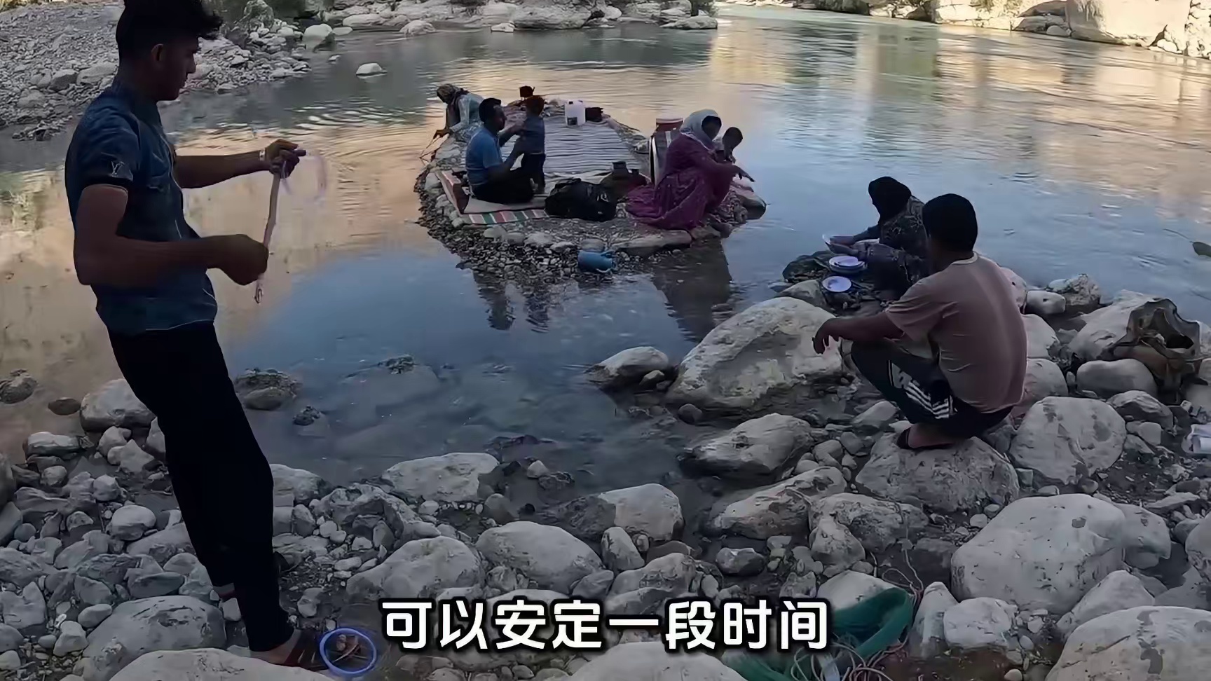 第6集：男人改造废弃洞穴，建造四层山洞庇护所，住上一家十三口人