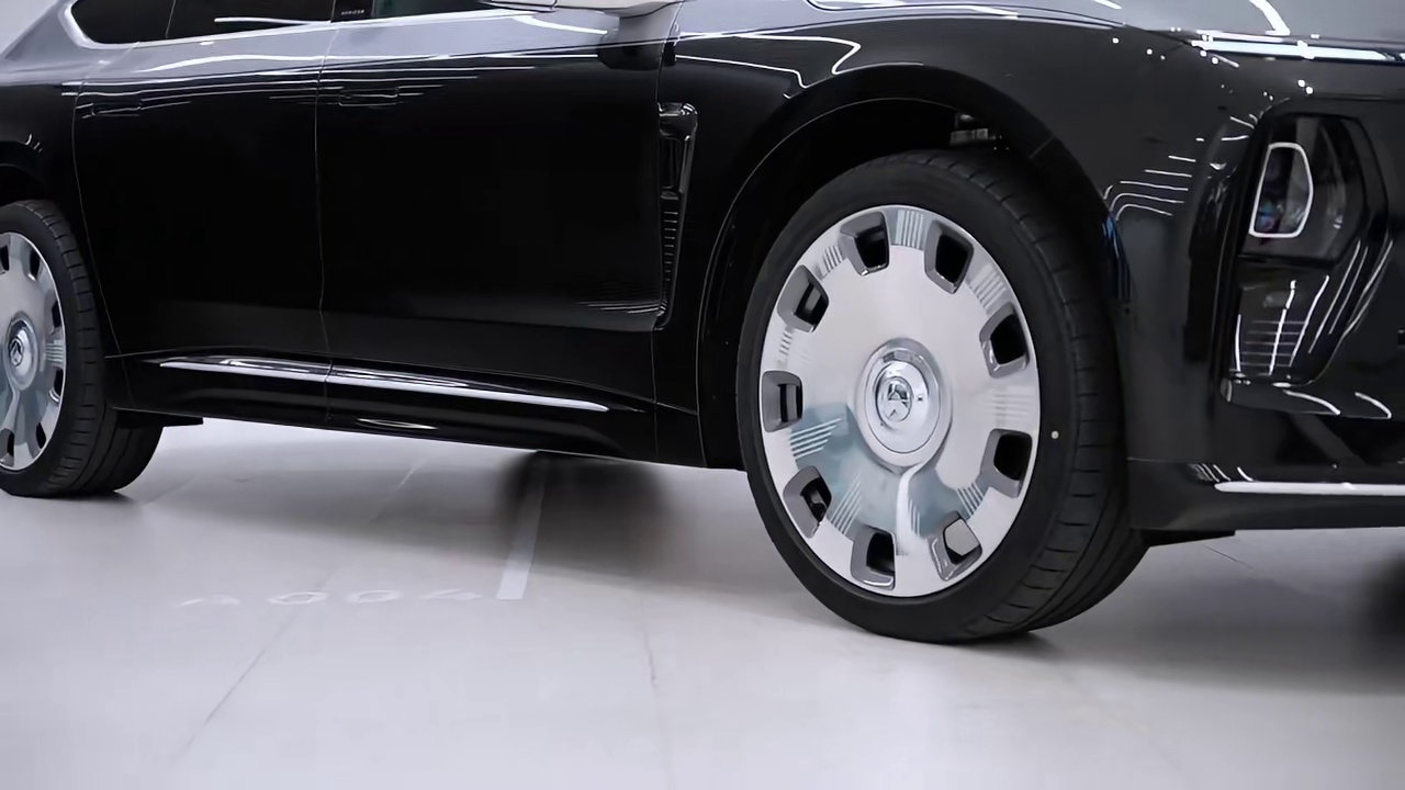 ET9地平线特别版「拂晓黎明」，灵感源自冰岛黑沙滩黎明破晓的静谧时刻。展车现已到达蔚来体验中心合肥