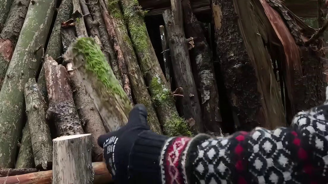 毛衣哥的雪地荒野露营，单人的两天两夜生存徒手打造庇护所  (1)