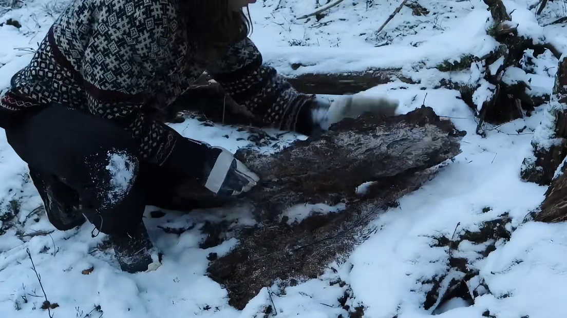 毛衣哥的雪地荒野露营，单人的两天两夜生存徒手打造庇护所  (2)