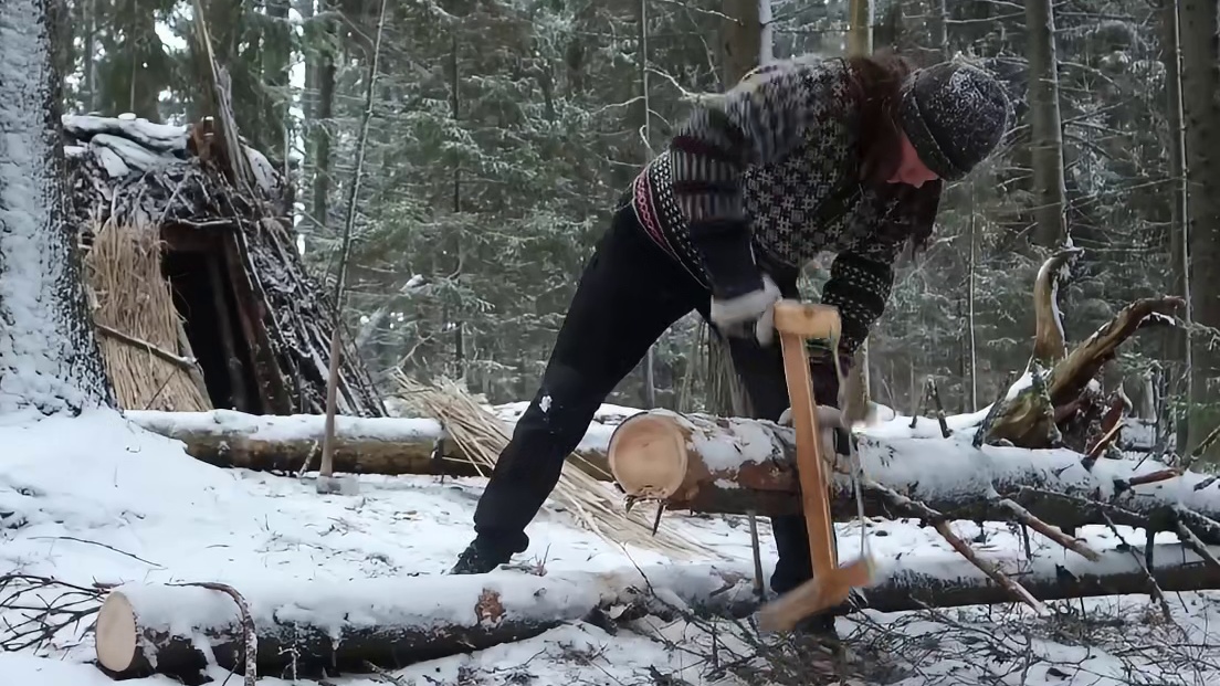 毛衣哥的雪地荒野露营，单人的两天两夜生存徒手打造庇护所  (3)