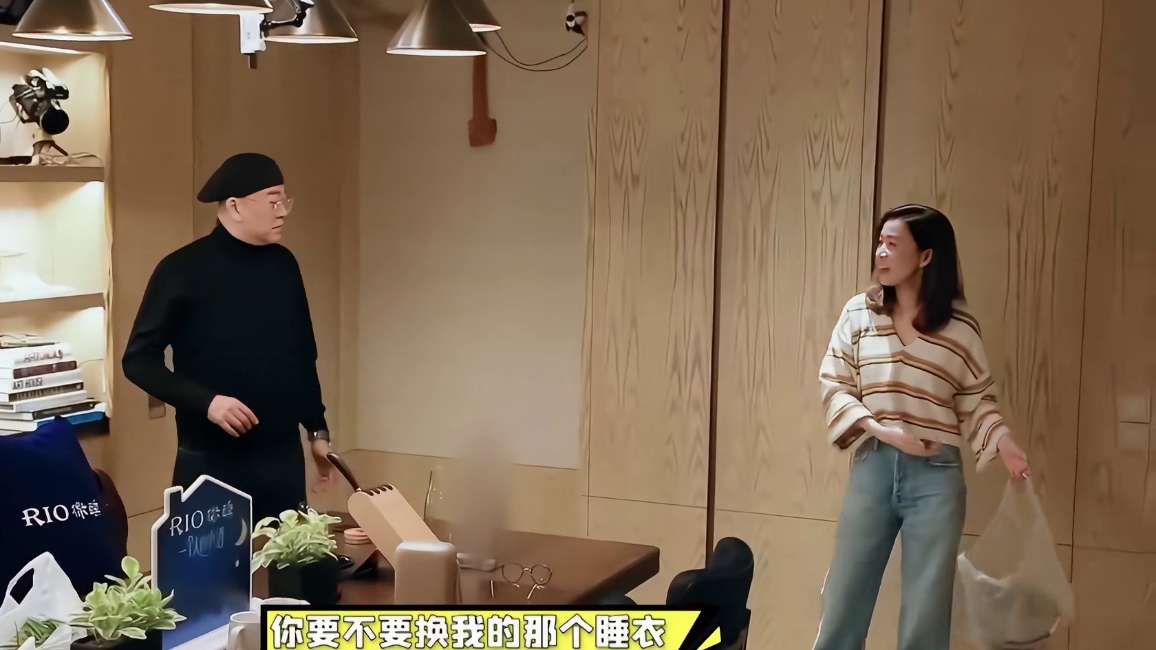 50岁的佘诗曼不结婚不生小孩独居香港豪宅才明白单身富婆的快乐你想象不到