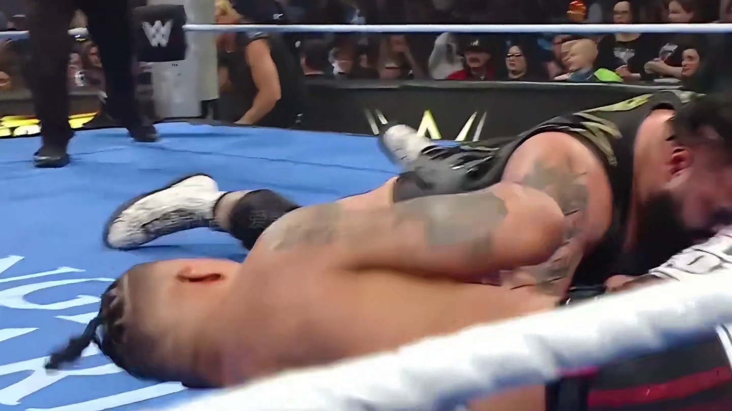 WWE 11月22日：里德vs海耶斯，科迪罗兹突然现身突袭