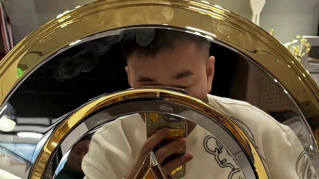 精致又帅气的EWC奖杯，漂洋过海终于抵达俱乐部！