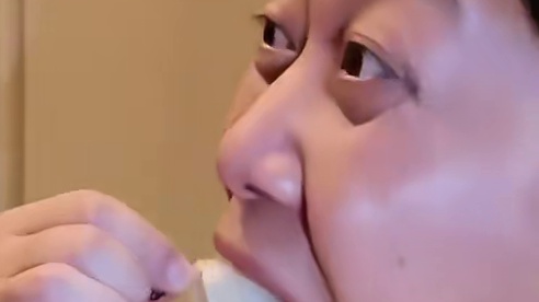 今天带你们尝尝韩国炸酱面天花板和黑色烤鸭搭配起来到底能有多好吃？