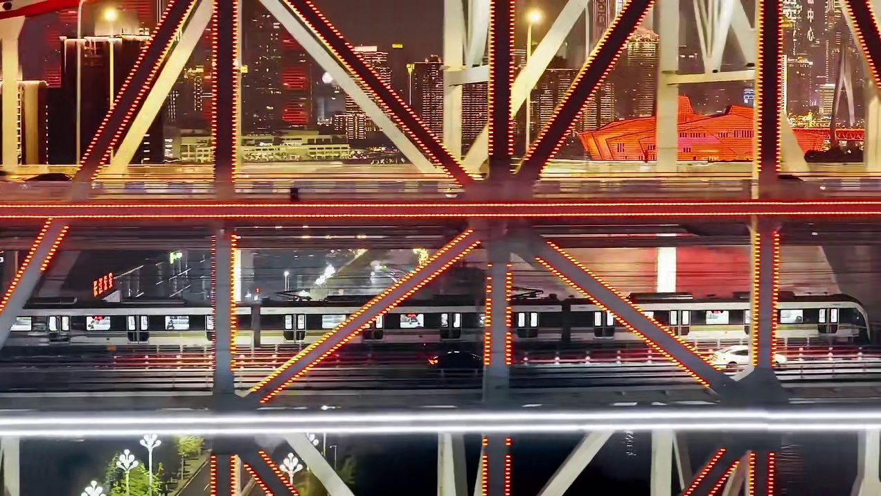 灯火浮山水，夜色映重庆，万家灯火倒映两江，璀璨如星，不览夜景，未到山城。